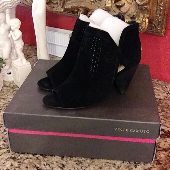 Vince Camuto Shoes - **0506 Vince Camuto Ebelin Bootie